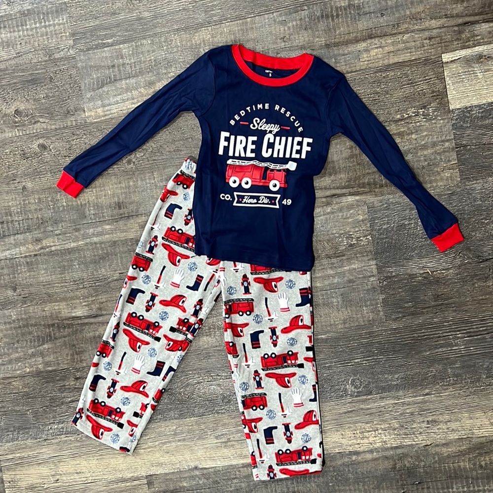 Carter’s size 5 pajama set